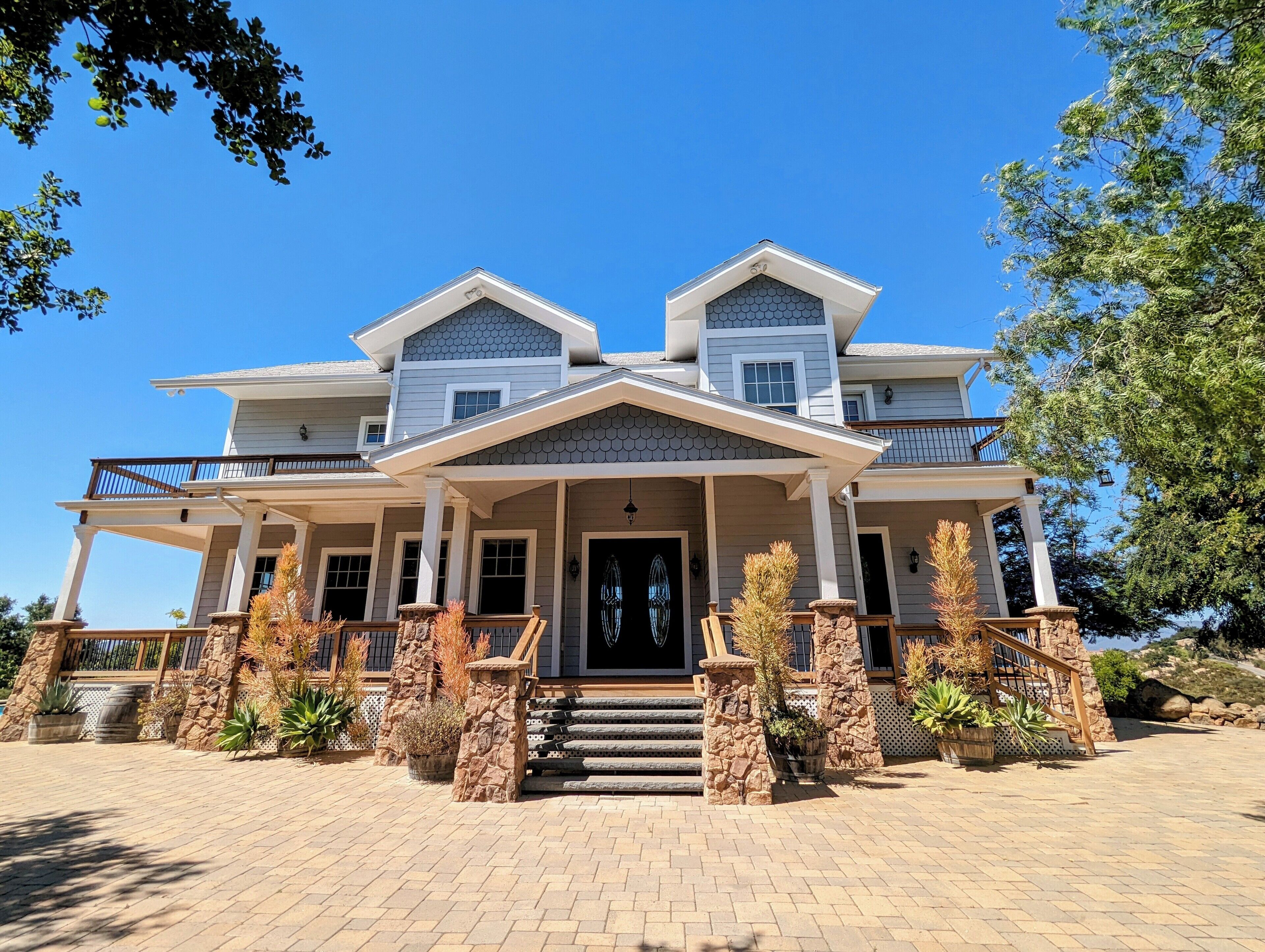 Luxury farmhouse villa in wine country w/ salt pool, jacuzzi & hiking trails