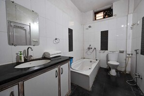 Ducha, secador de pelo, toallas y jabón