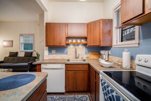 Kjøleskap, mikrobølgeovn, ovn og kokeplater