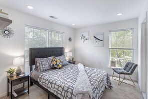 3 bedrooms, in-room safe, desk, iron/ironing board - Modern Townhome + Free Parking (Washington)