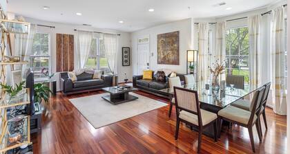 Modern Townhome + Free Parking
