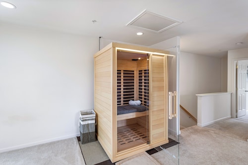 Modern Townhome + Free Parking