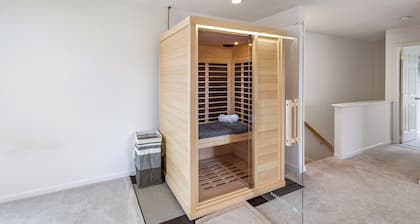 Modern Townhome + Free Parking