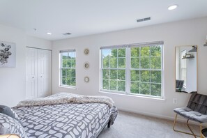 3 makuuhuonetta, tallelokero huoneessa, työpöytä, silitysrauta/-lauta