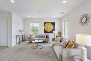 TV - Modern Townhome + Free Parking (Washington)