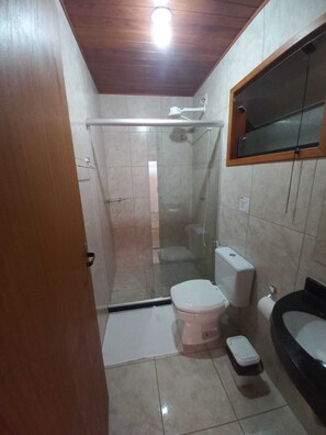 Une salle de bain moderne avec une douche à parois de verre, des toilettes, un bidet et un lavabo.