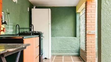 Refrigerador em uma área comum, micro-ondas em uma área comum