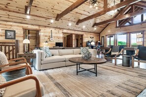Smart TV, fireplace, video games, table football - 2 Giant Luxury Cabins Sleeps 40 2 HotTubs 2 Pools (Sevierville)