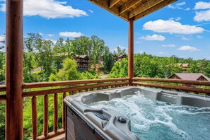 Outdoor spa tub - 2 Giant Luxury Cabins Sleeps 40 2 HotTubs 2 Pools (Sevierville)