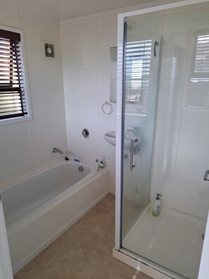 Hårføner, håndklær, såpe og sjampo