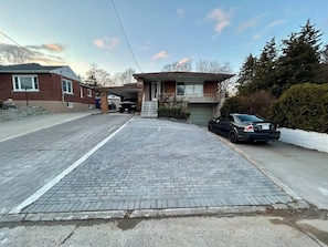 Exterior - Short walk to the falls 2room luxury free parking (Niagara Falls)