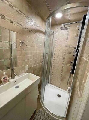 Shower, towels, soap, shampoo