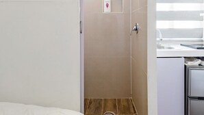 Une salle de bain moderne équipée d’une douche, de toilettes et d’un lavabo.
