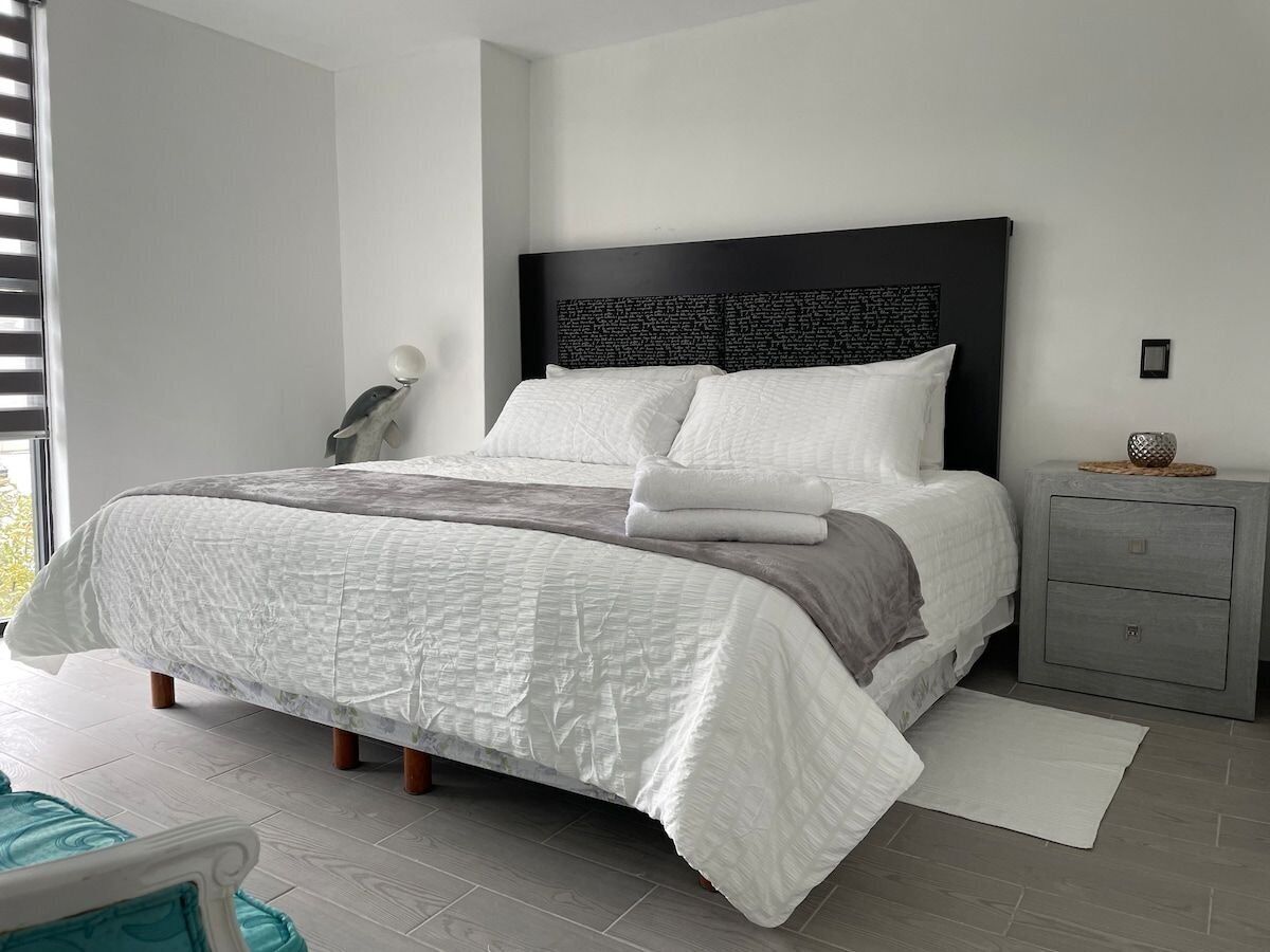 2 bedrooms, iron/ironing board, internet, bed sheets