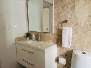 A bathroom with a white sink, a mirror, a towel rack, and a toilet. - Nice Apartment Perfect Location Ext View (Ciudad de México)