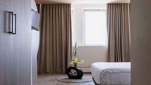 مكتب ومساحة عمل للكمبيوتر المحمول وواي فاي مجانًا