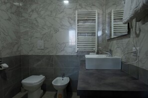 Comfort Double Room | Bathroom | Slippers - Queen Hotel (Sesto San Giovanni)