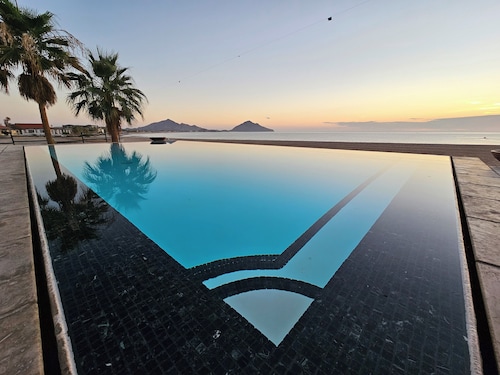 Luxury One Bedroom Condo Steps away from the sea of Cortez.
Private and Secure.