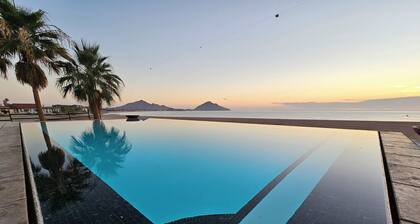 Luxury One Bedroom Condo Steps away from the sea of Cortez.
Private and Secure.