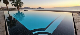 Luxury One Bedroom Condo Steps away from the sea of Cortez.
Private and Secure.