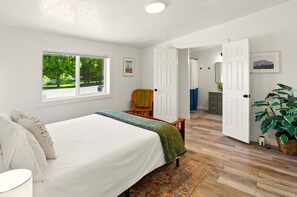4 bedrooms, iron/ironing board, WiFi, bed sheets - Family-friendly home - A block to Hyrum Lake! (Hyrum)