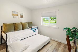 4 bedrooms, iron/ironing board, WiFi, bed sheets - Family-friendly home - A block to Hyrum Lake! (Hyrum)