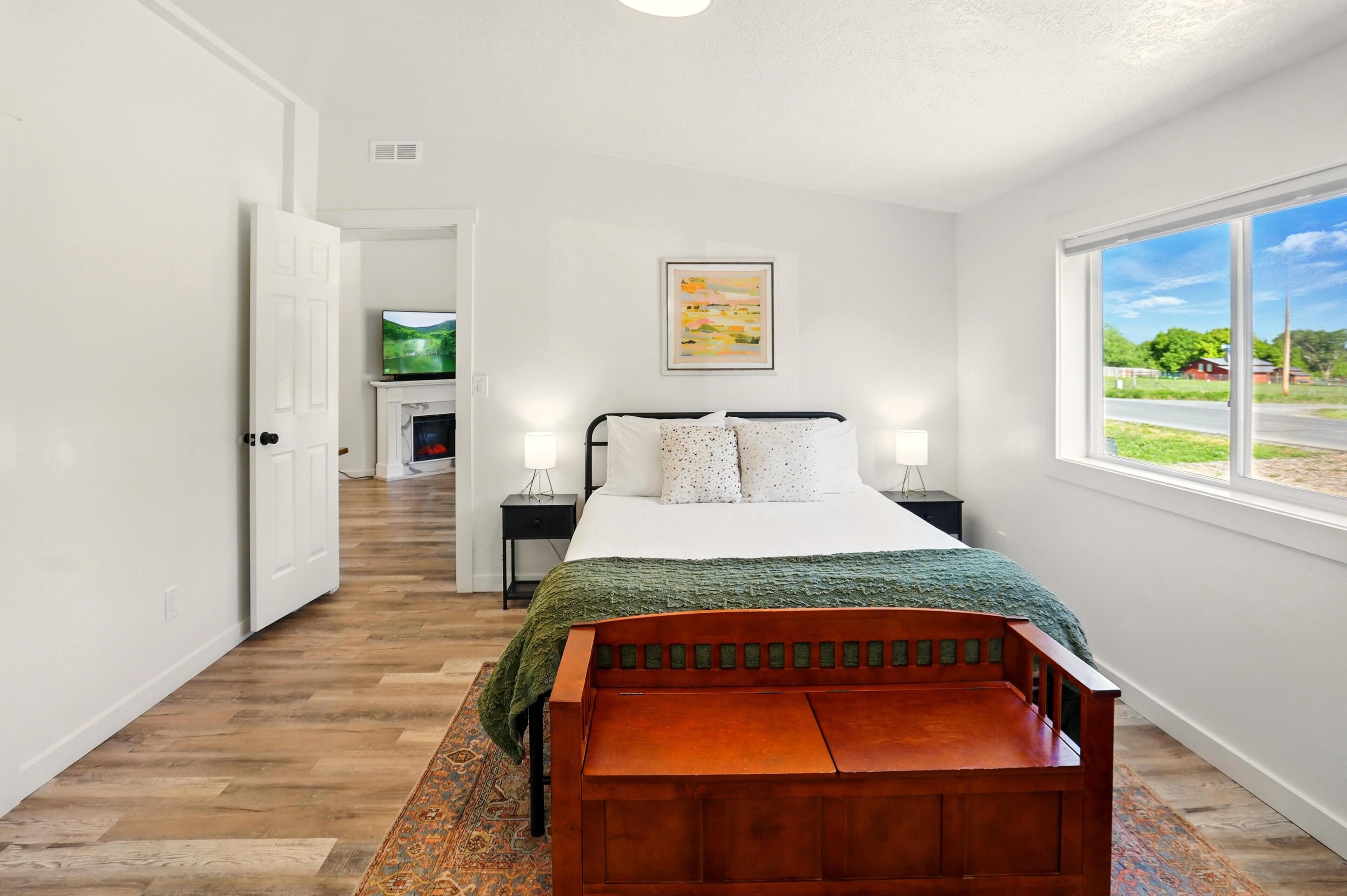 4 bedrooms, iron/ironing board, WiFi, bed sheets