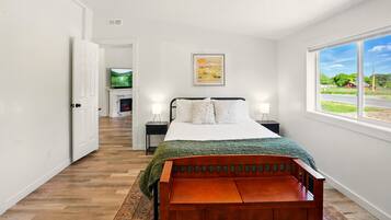 4 bedrooms, iron/ironing board, WiFi, bed sheets