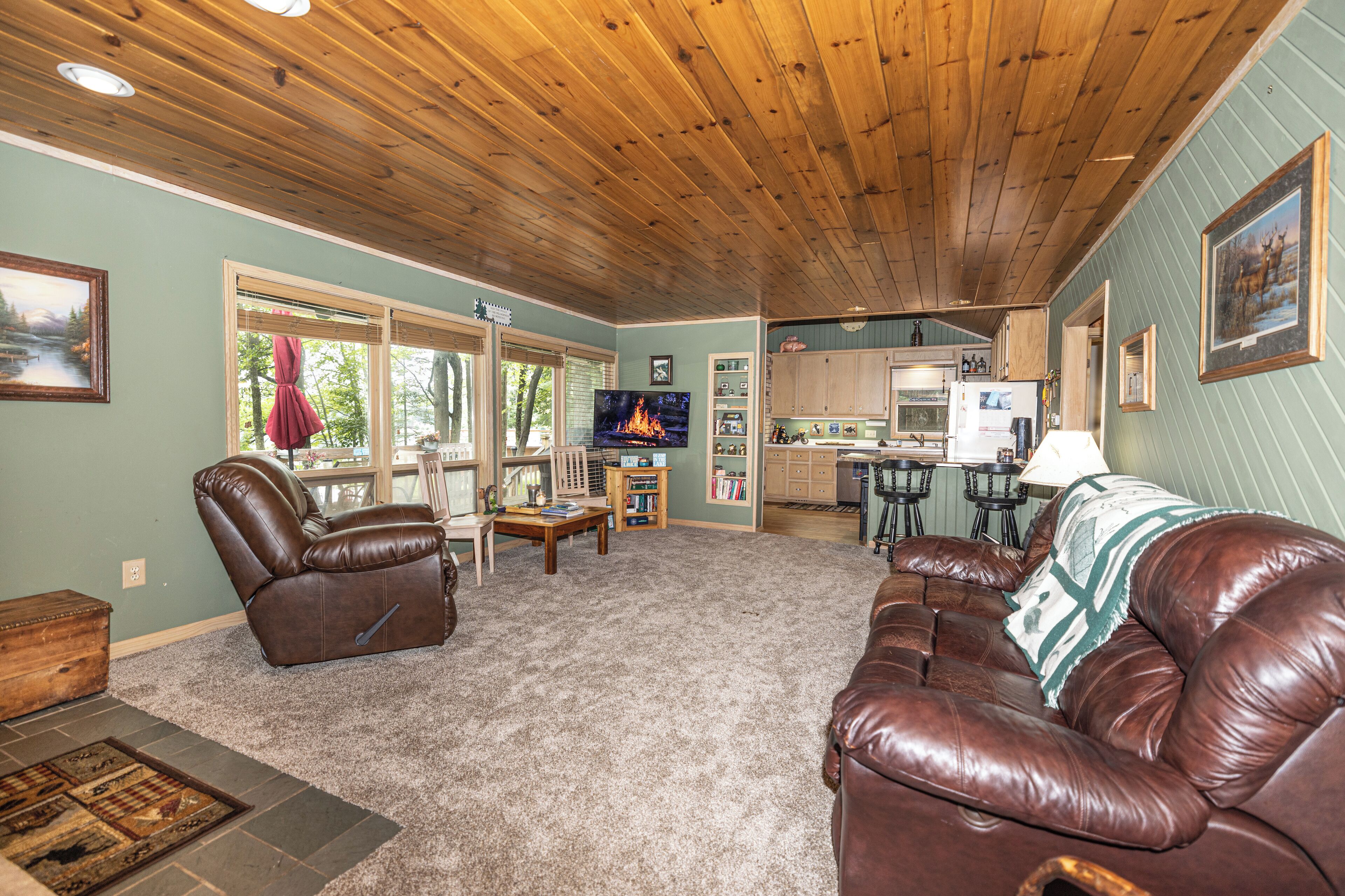 Smart-TV, peis, DVD-spiller og bøker