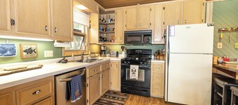 Dock on the Minocqua Chain! Walk to the Bearskin Trail! Includes bikes & a kayak