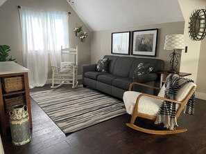 TV connectée, cheminée, baby-foot, livres