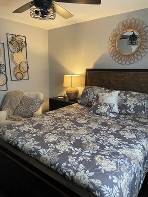 6 chambres, bureau, fer et planche à repasser, lit parapluie