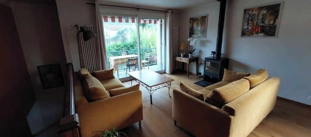 Smart TV, fireplace, books, stereo