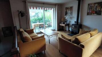 Smart TV, fireplace, books, stereo