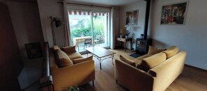 Smart TV, fireplace, books, stereo