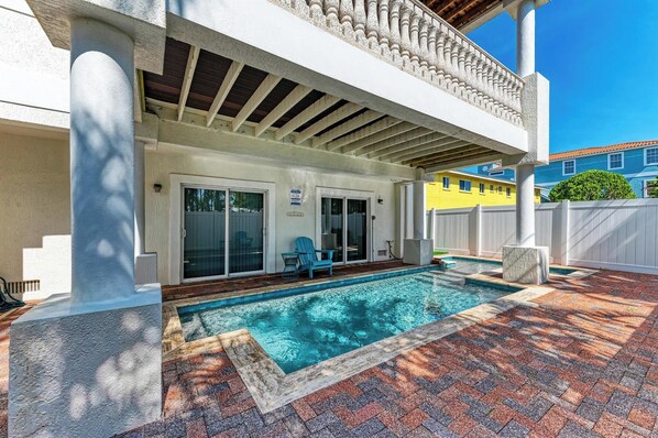 A heated pool - Island Nautilus managed by Beach Retreats FL pool, 2 min walk to beach, elevator AMI (Bradenton Beach)