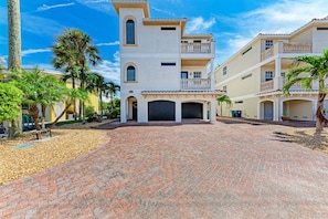 Exterior - Island Nautilus managed by Beach Retreats FL pool, 2 min walk to beach, elevator AMI (Bradenton Beach)