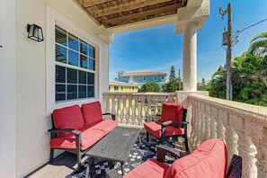 Property grounds - Island Nautilus managed by Beach Retreats FL pool, 2 min walk to beach, elevator AMI (Bradenton Beach)