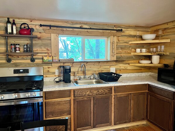 Fridge, microwave, oven, stovetop - The Fox Hollow close to Glacier Park (Hungry Horse)