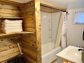 Haartrockner, Handtücher, Seife, Toilettenpapier
