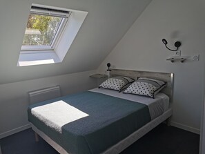 2 bedrooms, travel cot, WiFi, bed sheets