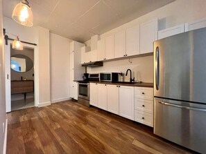Fridge, microwave, oven, stovetop - Nice apartment in downtown Saint-Roch (Québec)