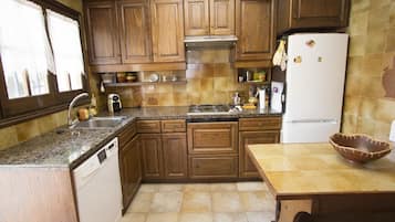 Fridge, microwave, dishwasher, coffee/tea maker
