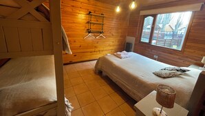Cabin truyền thống | Chăn bông, truy cập Internet không dây miễn phí, bộ trải giường 