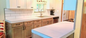 Private kitchen - Rustic Lakeview Lodge at Bass Lake. Bookable boat slip! (Bass Lake)