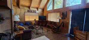 Living area - Rustic Lakeview Lodge at Bass Lake. Bookable boat slip! (Bass Lake)