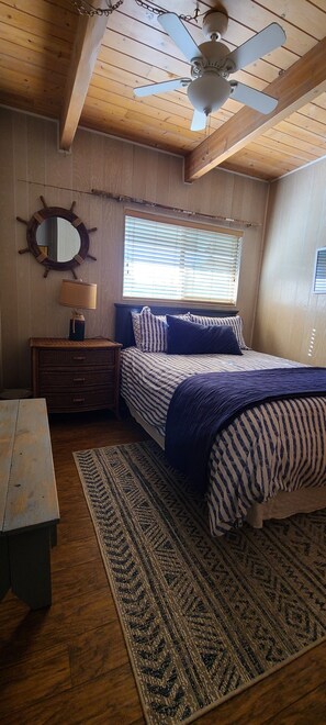 3 bedrooms, WiFi, bed sheets - Rustic Lakeview Lodge at Bass Lake. Bookable boat slip! (Bass Lake)