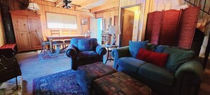 Living area - Rustic Lakeview Lodge at Bass Lake. Bookable boat slip! (Bass Lake)