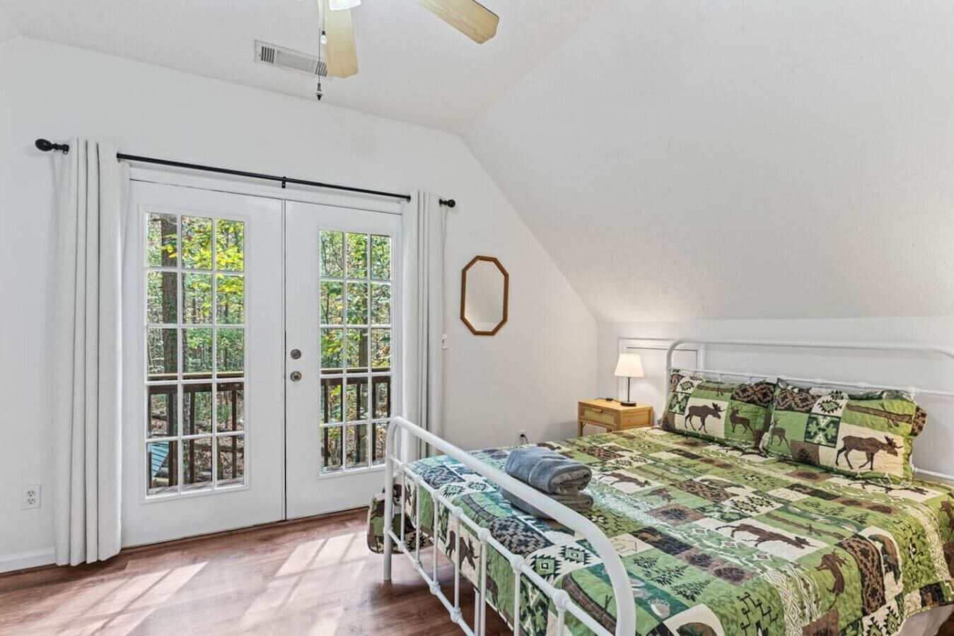 Desk, iron/ironing board, WiFi