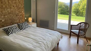 5 bedrooms, desk, iron/ironing board, free WiFi